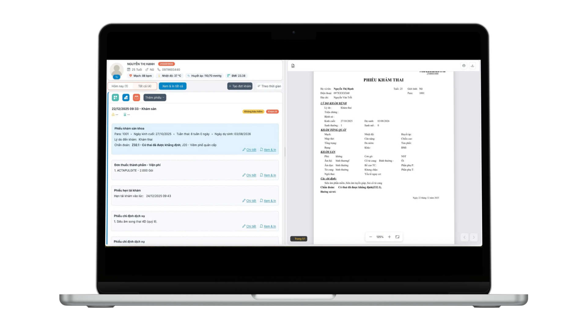 Bác sĩ sử dụng phần mềm quản lý phòng khám